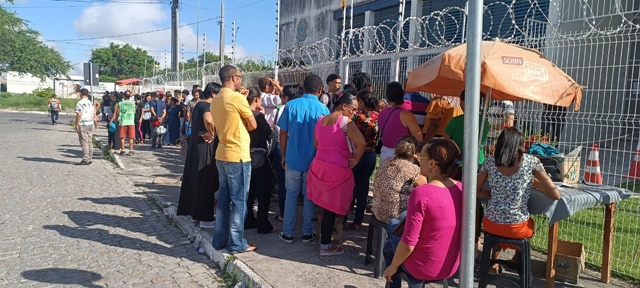 Eleitores registram longa fila em busca de atendimento na sede do TRE em Feira de Santana