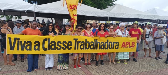Lideranças sindicais e trabalhadores comemoram feriado com atividades culturais e políticas na Praça da Matriz
