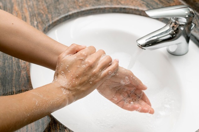 lavar as mãos - higienização - freepik