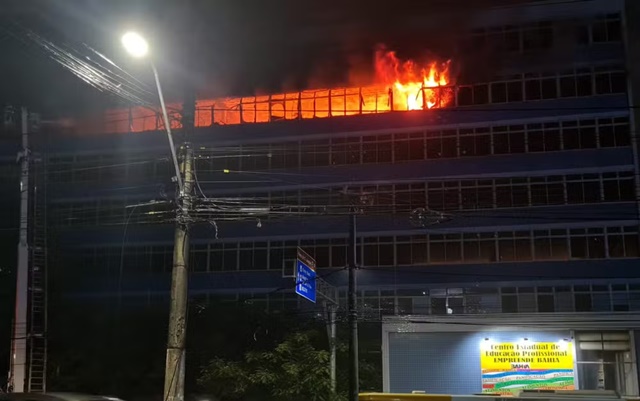 Incêndio atinge prédio em Salvador