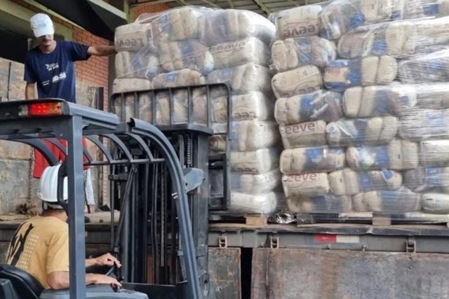 Entrega de cestas de alimentos na Unidade Armazenadora da Conab, em Canoas