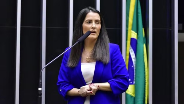 Deputada Federal Amália Barros