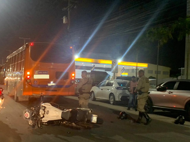 Motocicleta da Polícia Militar colide em ônibus próximo ao viaduto da Avenida Ayrton Senna