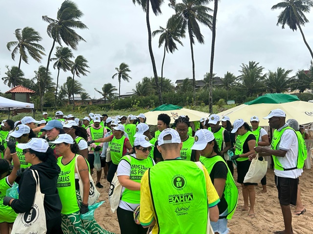 Voluntários se unem para a primeira 'Limpeza das Praias Guarajuba' em ação de conscientização ambiental