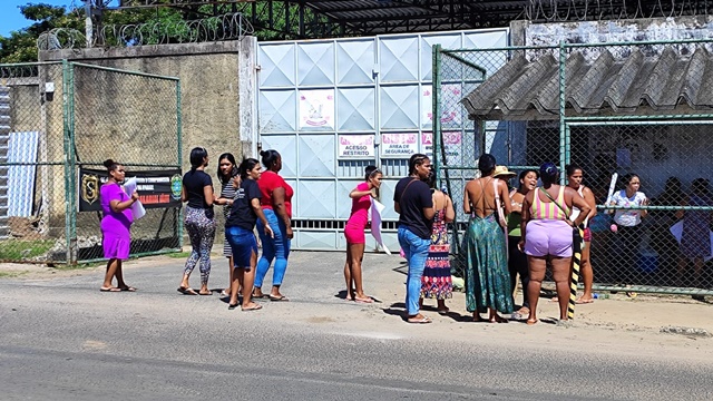 Esposas de detentos realizam para reivindicar suspensão de visitas e entrada de alimentos no Conjunto Penal de Feira de Santana