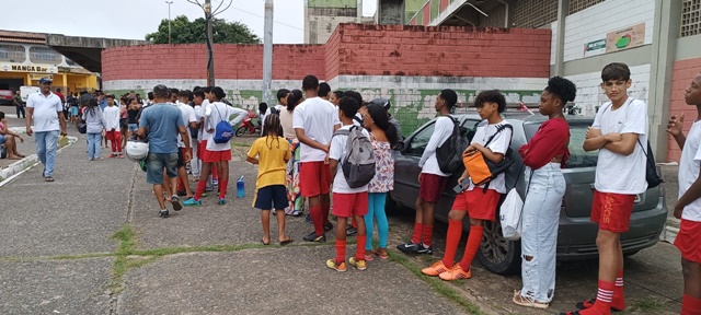 Com longa fila no Joia da Princesa, centenas de adolescentes participam de avaliação com olheiros de Feira de Santana e do Bahia