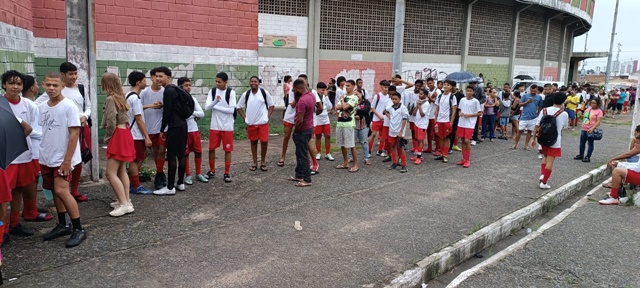 Com longa fila no Joia da Princesa, centenas de adolescentes participam de avaliação com olheiros de Feira de Santana e do Bahia