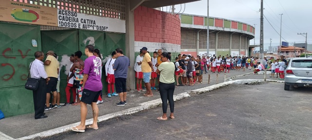 Com longa fila no Joia da Princesa, adolescentes participam de avaliação com olheiros de Feira de Santana e do Bahia