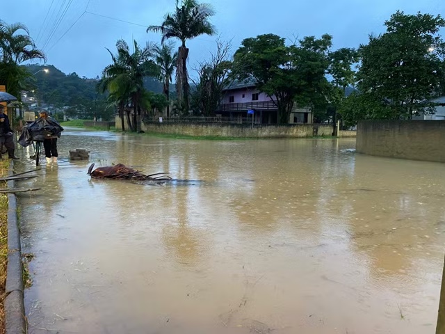Enchente em Rio do Sul (SC) no sábado (18)