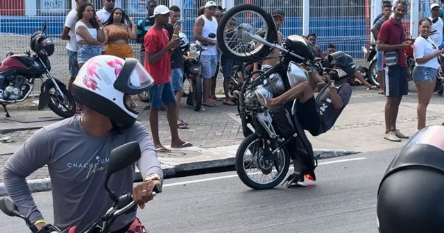 Motoqueiros descumprem normas durante competição de “grau”