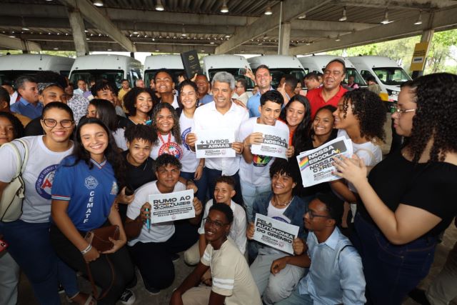 Governo do Estado entrega vans escolares Governador Jeronimo Rodrigues