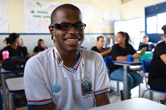 Óculos com tecnologia assistiva mudam a realidade de estudantes baianos com deficiência visual