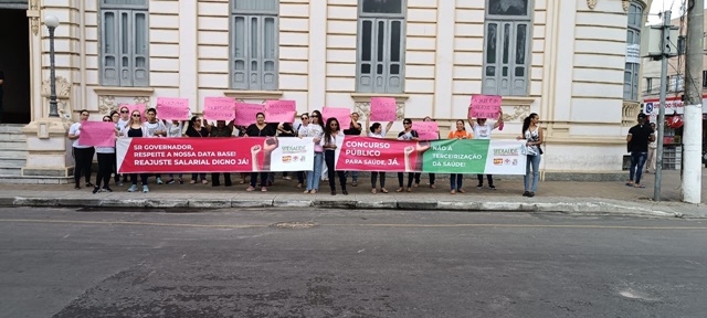 Servidores da Saúde realizam protesto em frente a prefeitura municipal