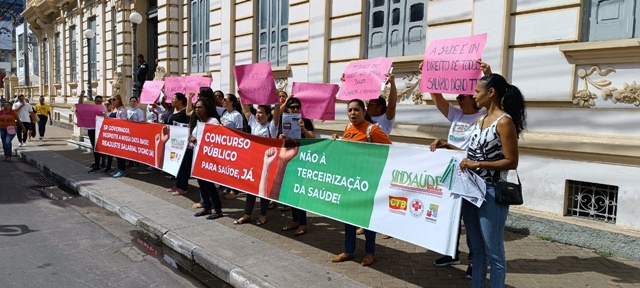 Servidores da Saúde realizam protesto em frente a prefeitura municipal