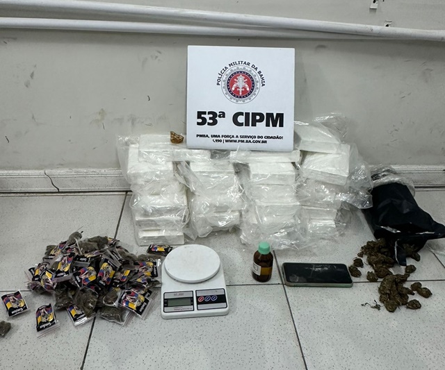 Polícia Militar apreende 22 tabletes de cocaína escondidos em mala em Mata de São João