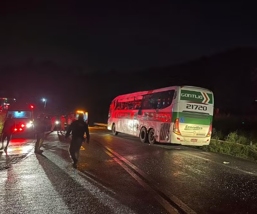 Acidente envolvendo ônibus e caminhão deixa quatro pessoas mortas na BR-101