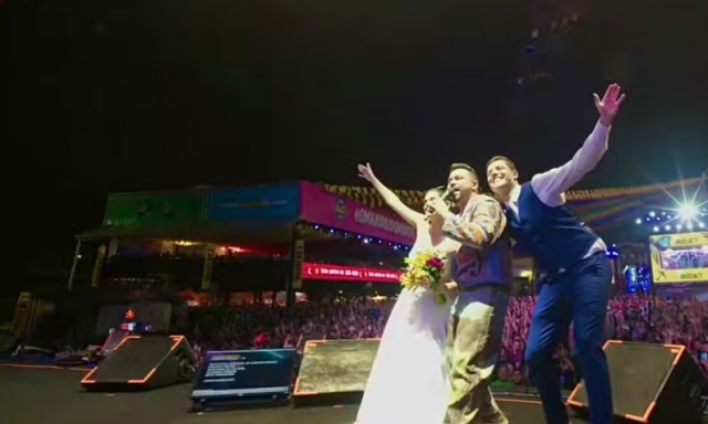 Recém-casados comemoram matrimônio no palco do São João 2024 de Campina Grande com Xand Avião ft reprodução - Sua Música