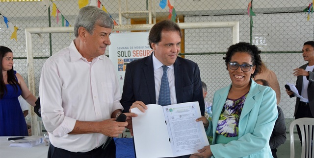 Prefeitura entrega 118 escrituras no conjunto Paulo Souto