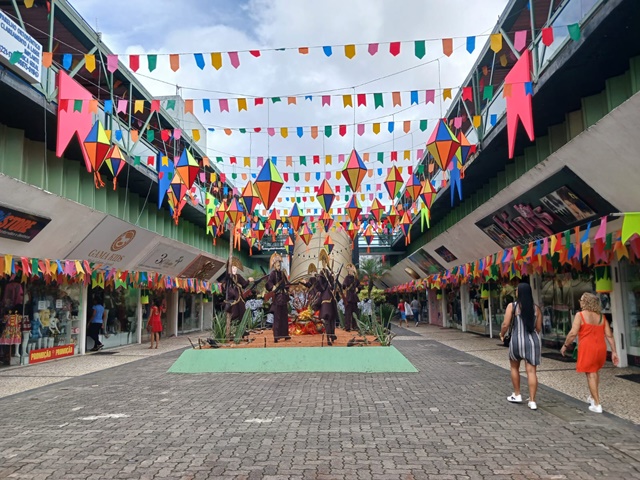 Comerciantes apostam na decoração do São João para aumentar as vendas; bandeirolas e balões enfeitam centro da cidade