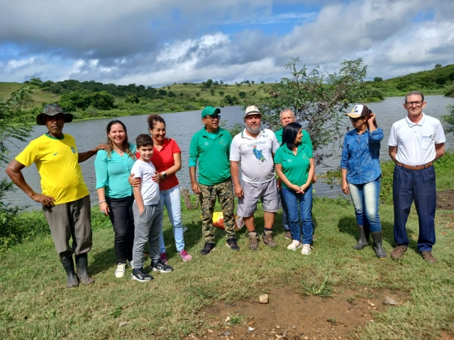 Ação ambiental retira resíduos poluentes das margens do Rio Jacuípe 