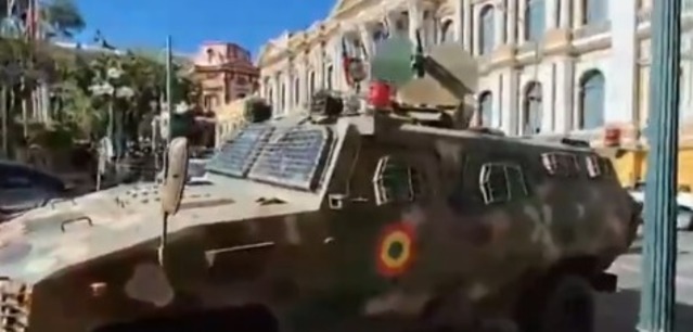 Tanques e militares invadem palácio presidencial na Bolívia; presidente pede respeito à democracia