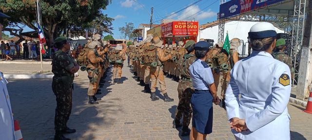 Desfile em comemoração ao 2 de julho, data em que é celebrada a independência do Brasil na Bahia