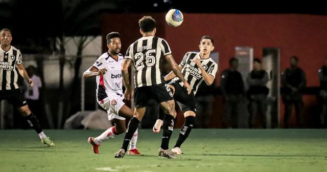 Vitória perde pro Botafogo e segue perto da zona de rebaixamento da Série A