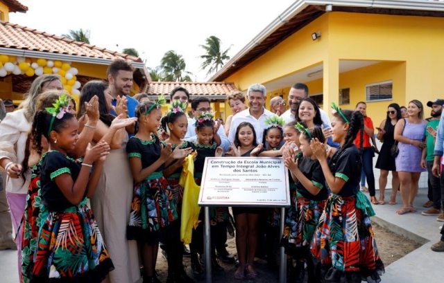 Governador entrega escolas em Acajutiba