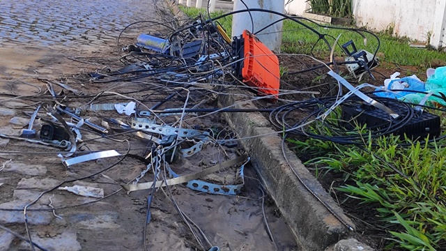Moradores solicitam retirada de fios após troca de postes de energia no bairro Lagoa Salgada