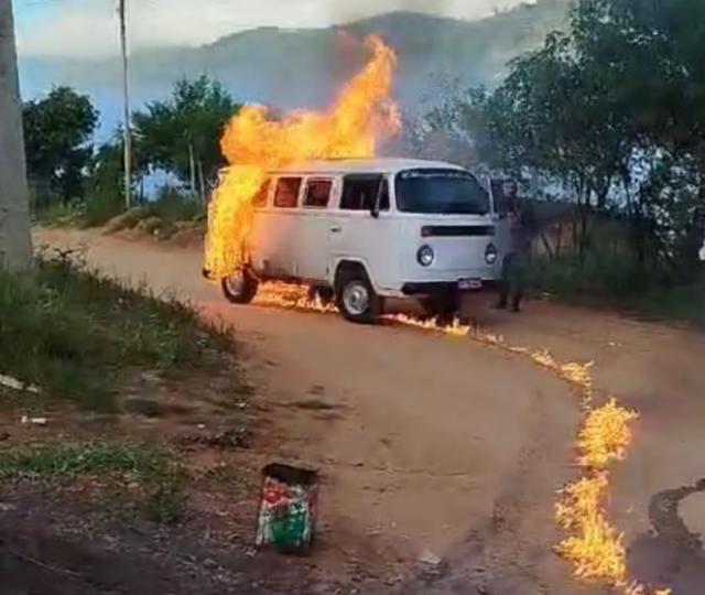 Kombi pega fogo na zona rural de Jaguaquara