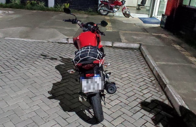 Polícia Militar recupera motocicleta roubada no Conjunto Feira X