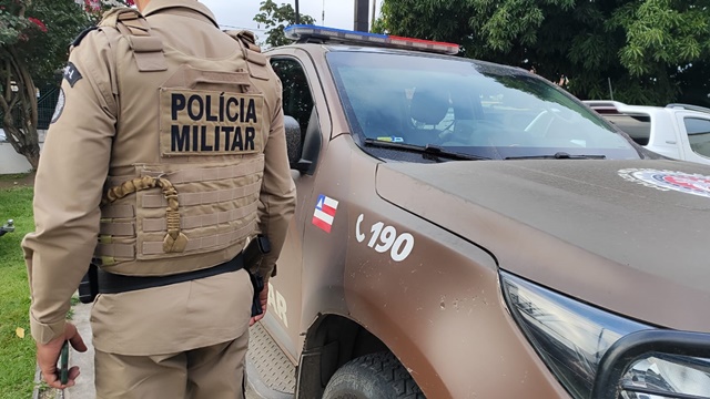Homem morre em confronto com policiais militares após roubar arma de PM em Feira de Santana