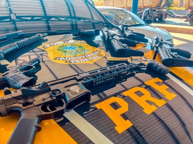 PRF apreende arsenal de armas em veículo durante fiscalização em Barreiras