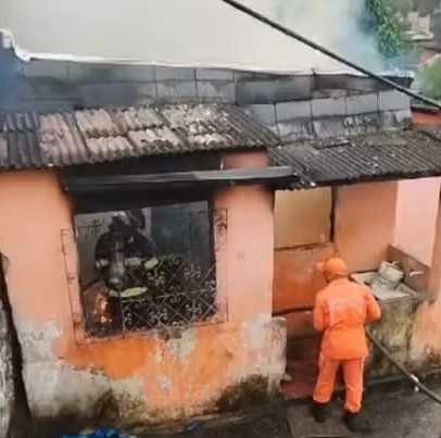 casa pegando fogo bombeiros apagando incêndio em residência